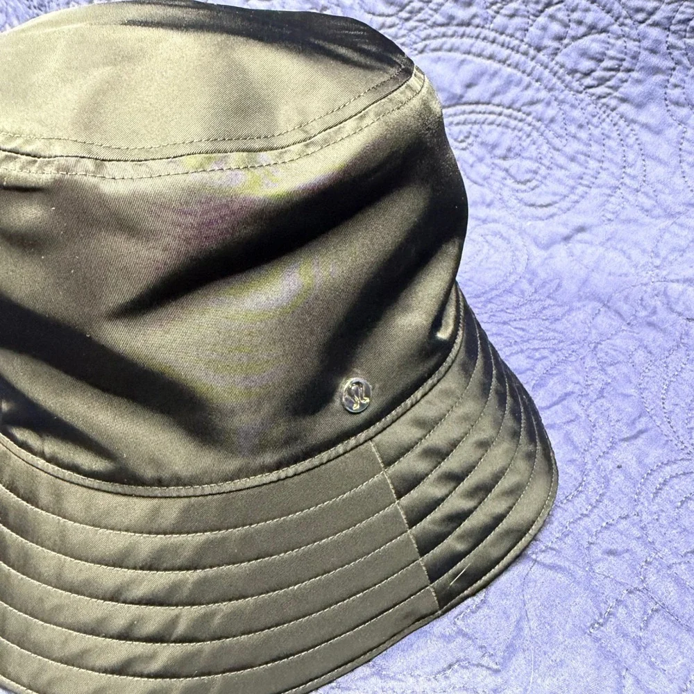 Lululemon Black Wide Brim Bucket Hat with Adjustable Chin Strap M/L EUC